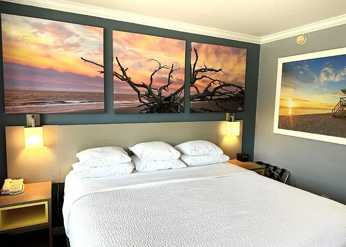 Days Inn By Wyndham Pensacola - Historic Downtown