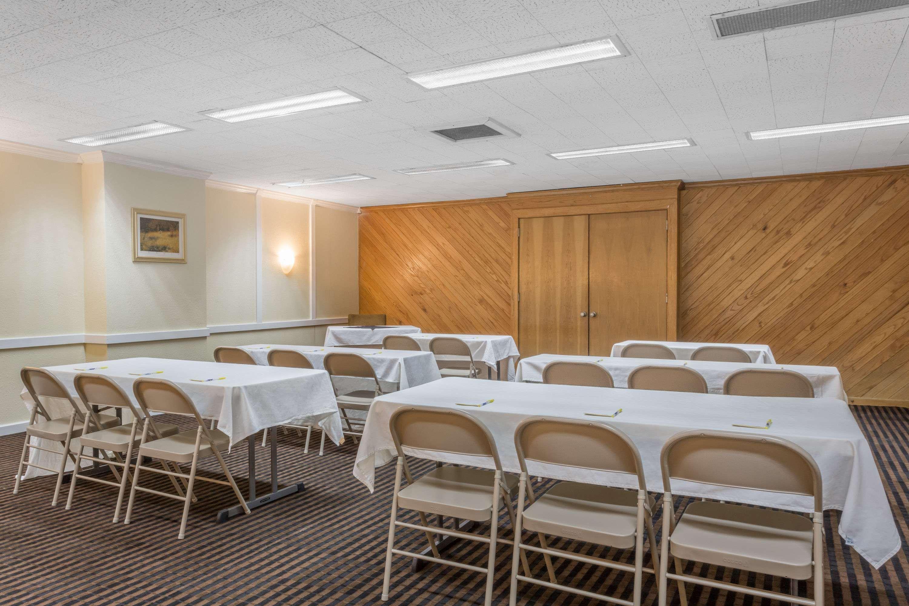Days By Wyndham - Historic Downtown Hotel