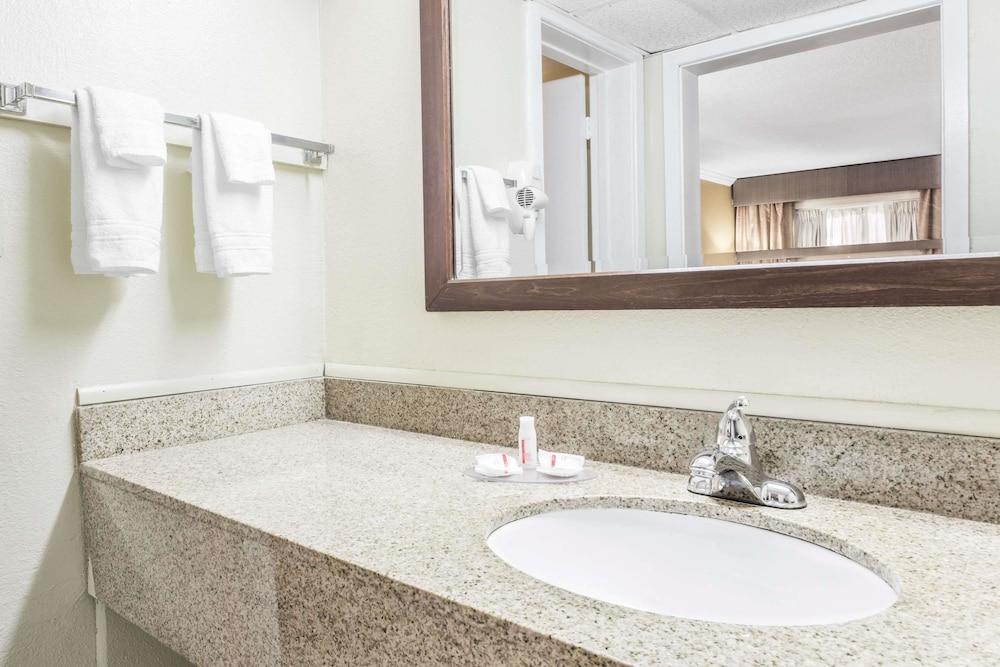 Days By Wyndham - Historic Downtown 2*